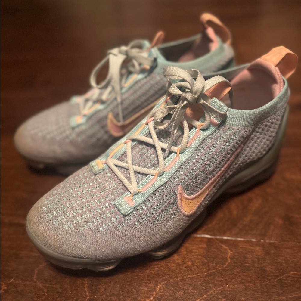 Nike Women's Air VaporMax Flyknit Shoes - Gray and Pink